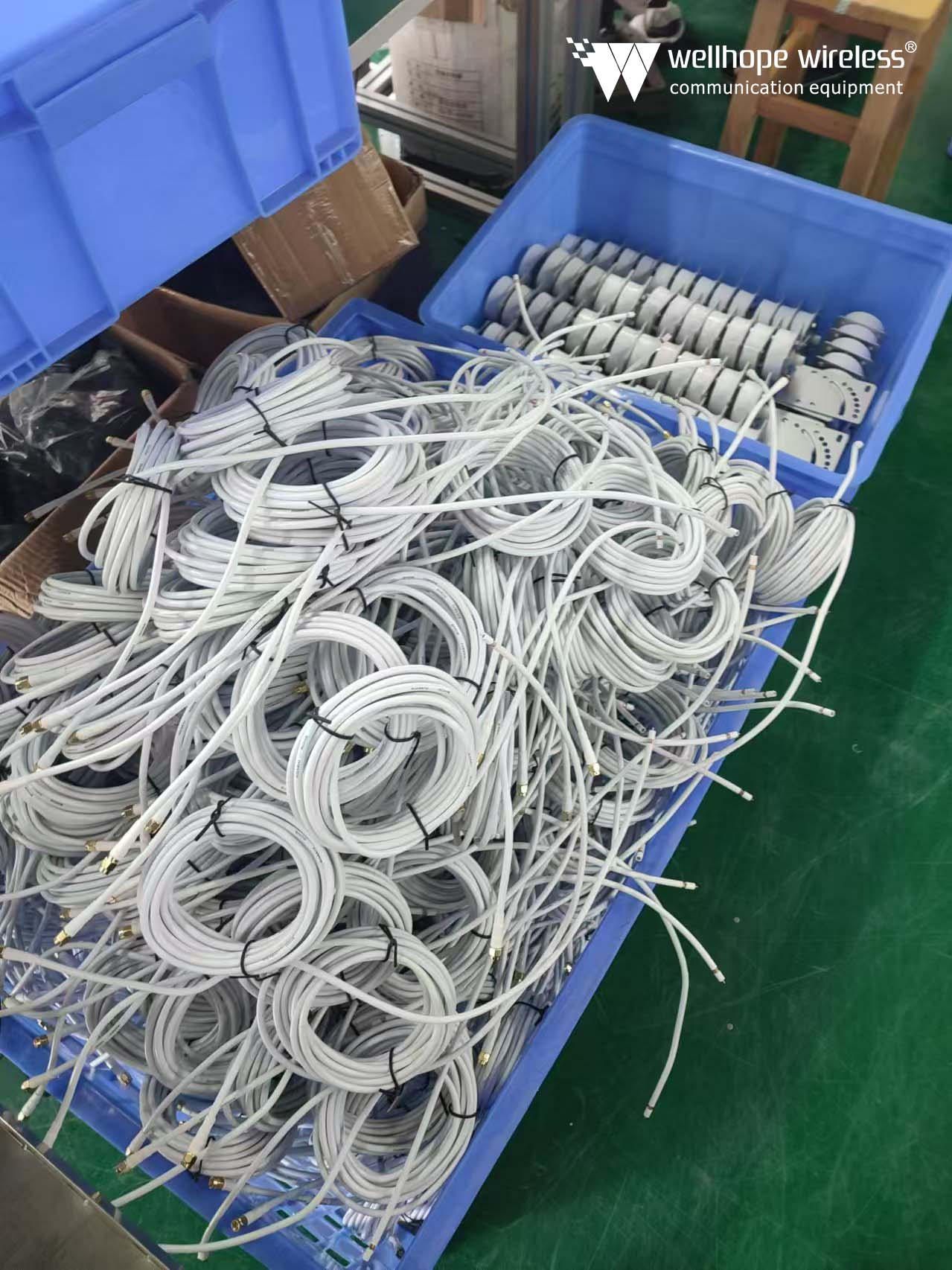 2024-9-11 5G 698-3800MHz universāla antena WH-4G-MM6x2 1000PCS procesā