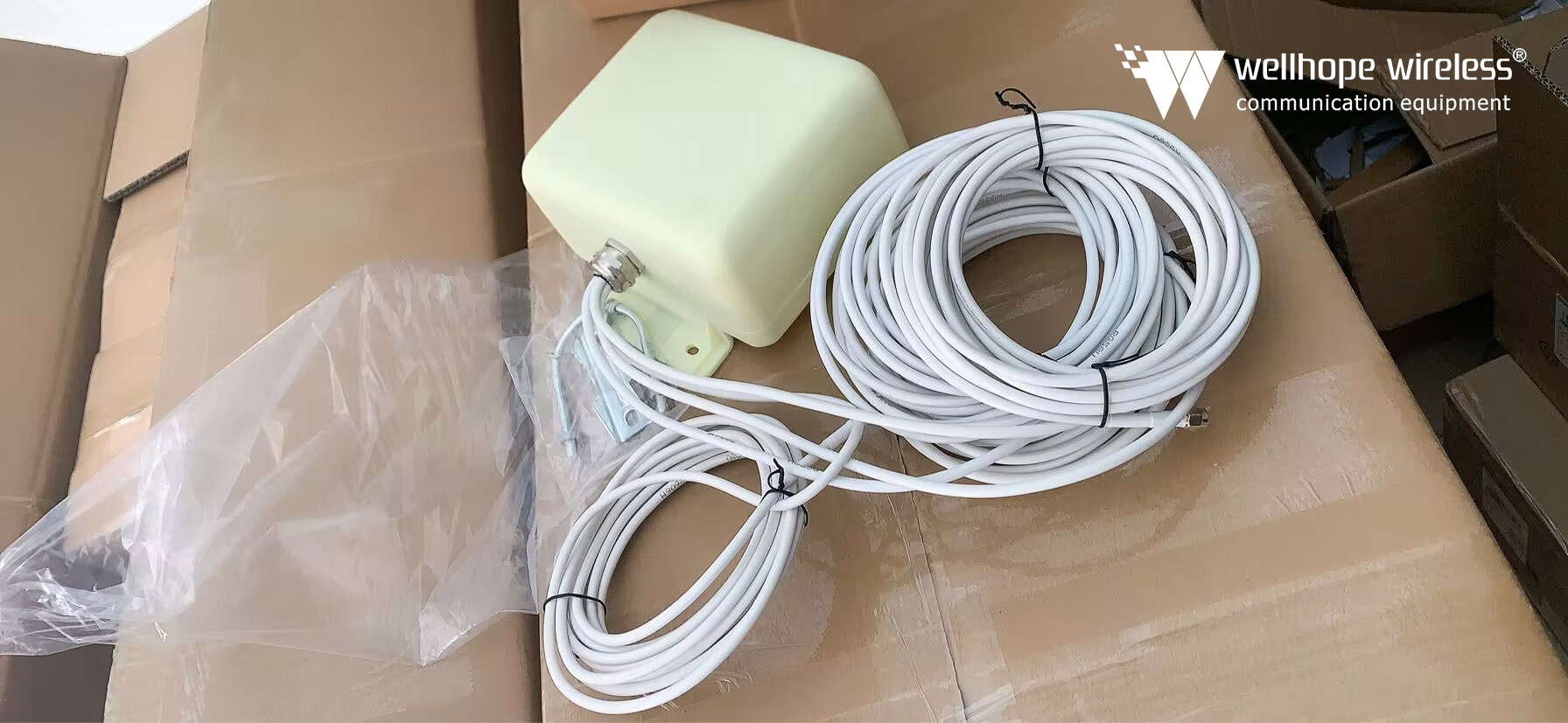 2024-9-3 5G 600-6000MHz universālā plākstera antena WH-5G-PX4 100PCS uz kuģa